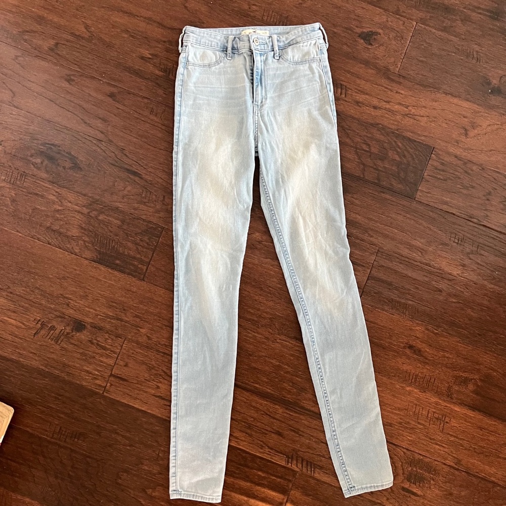 Hollister Lightwash Jeans. Size 3L (W:26 L:31)